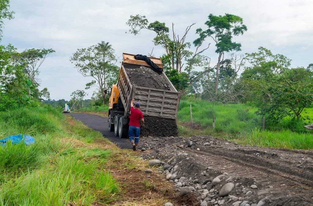 🚜🛤️ | Mediante una minga, ejecutamos trabajos de lastrado en el Km30 de la parroquia Sevilla