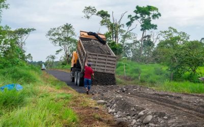 🚜🛤️ | Mediante una minga, ejecutamos trabajos de lastrado en el Km30 de la parroquia Sevilla