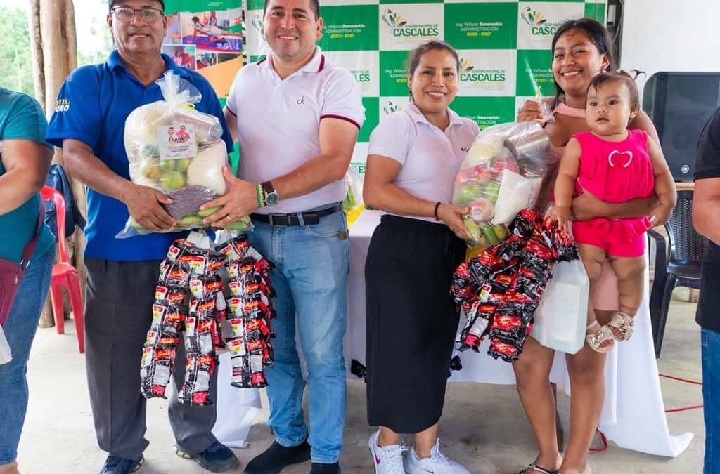 Entrega de 𝟱𝟬 𝗸𝗶𝘁𝘀 𝗱𝗲 𝗮𝗹𝗶𝗺𝗲𝗻𝘁𝗼𝘀 𝗮 𝗳𝗮𝗺𝗶𝗹𝗶𝗮𝘀