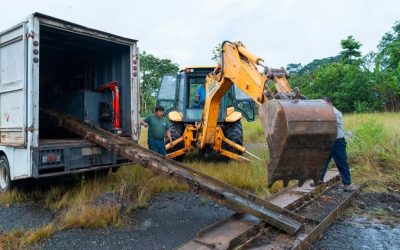 Entrega de una viga transversal y cinco barandas al Ministerio de Obras Públicas para apoyar la reparación del puente sobre el río Market
