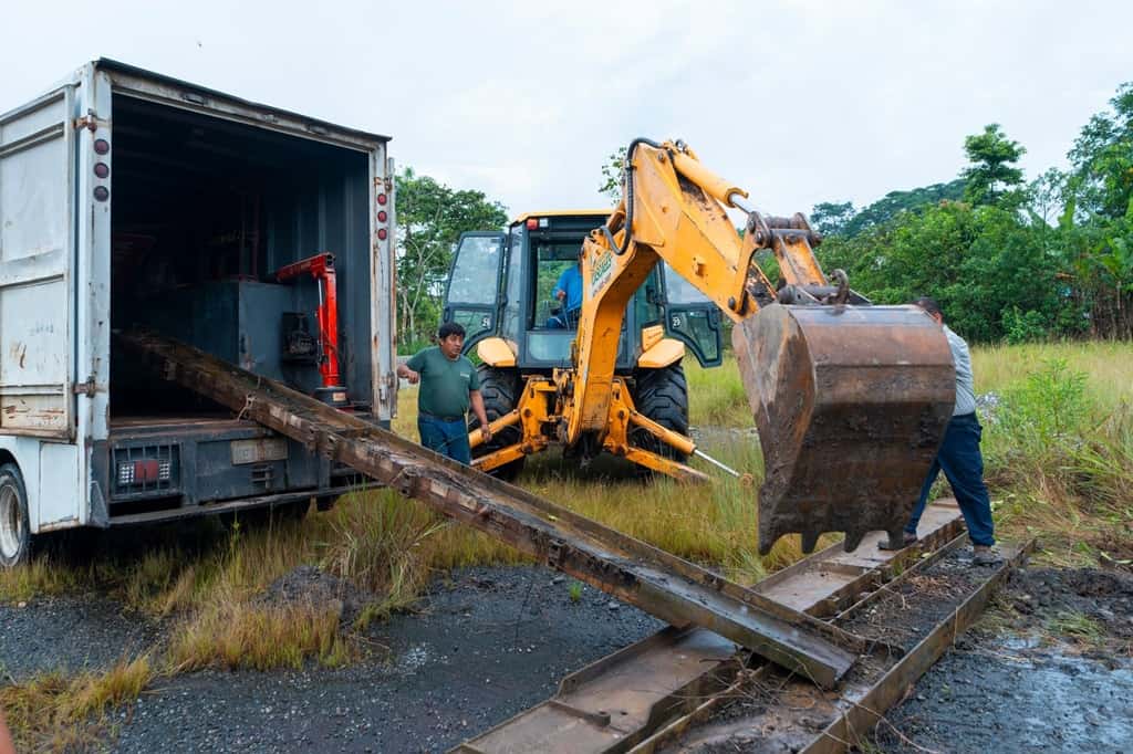 entrega de una viga transversal y cinco barandas al Ministerio de Obras Públicas para apoyar la reparación del puente sobre el río Market (1)