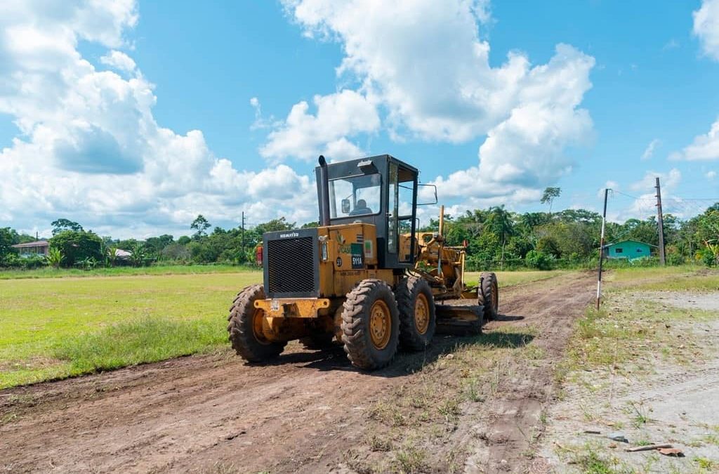 Se realizó la limpieza de la pista atlética de la Unidad Educativa Cascales