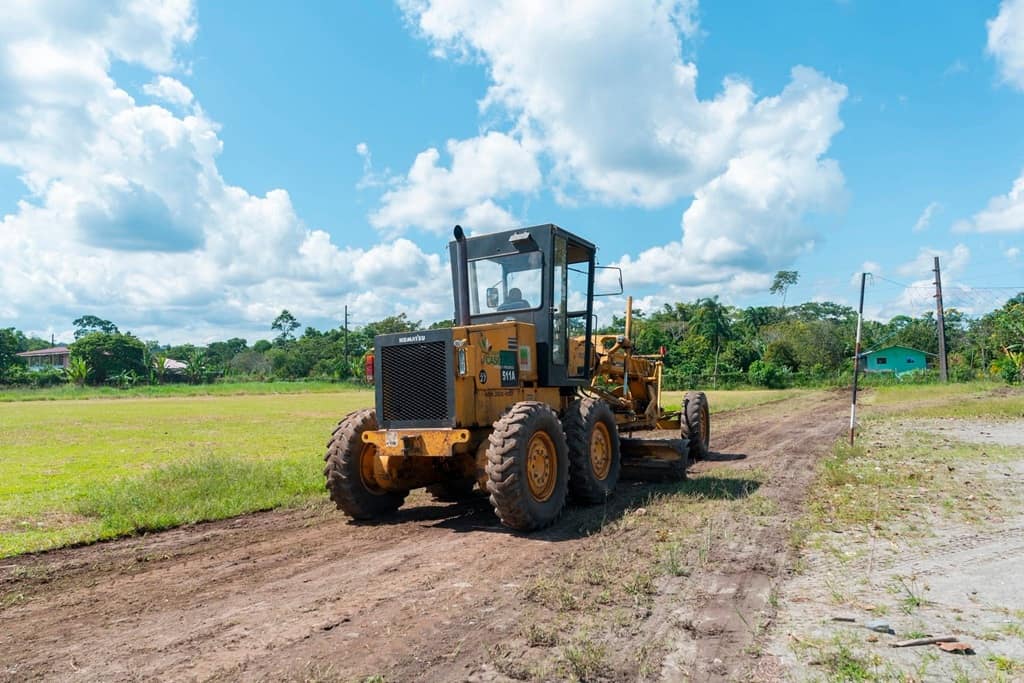 se realizó la limpieza de la pista atlética de la Unidad Educativa Cascales (1)